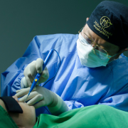 Dr. Milton Seigi Hayashi explica como alcançar resultados naturais em cirurgia plástica com máxima segurança.