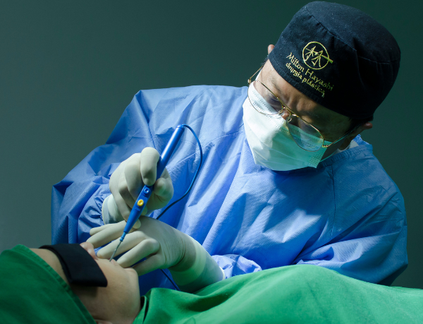 Dr. Milton Seigi Hayashi explica como alcançar resultados naturais em cirurgia plástica com máxima segurança.