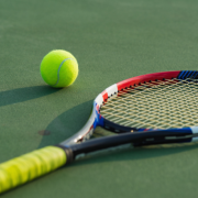 Teciomar Ábila revela como unir técnica e resistência em um treino inteligente de tênis com método e estratégia.