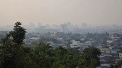 Vista urbana de Rio Branco encoberta por fumaça durante período de queimadas