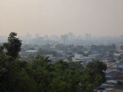 Vista urbana de Rio Branco encoberta por fumaça durante período de queimadas