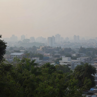 Vista urbana de Rio Branco encoberta por fumaça durante período de queimadas