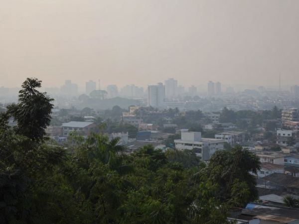 Vista urbana de Rio Branco encoberta por fumaça durante período de queimadas