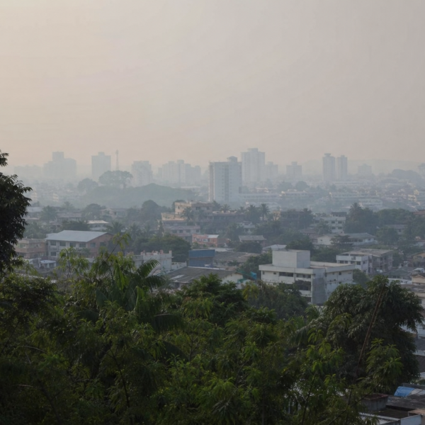 Vista urbana de Rio Branco encoberta por fumaça durante período de queimadas
