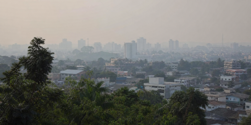 Vista urbana de Rio Branco encoberta por fumaça durante período de queimadas