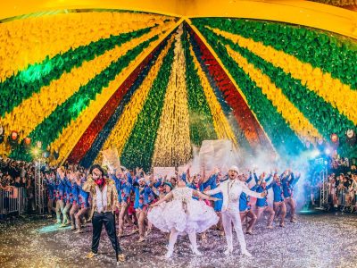 Dançarinos se apresentam em um palco durante um festival brasileiro.